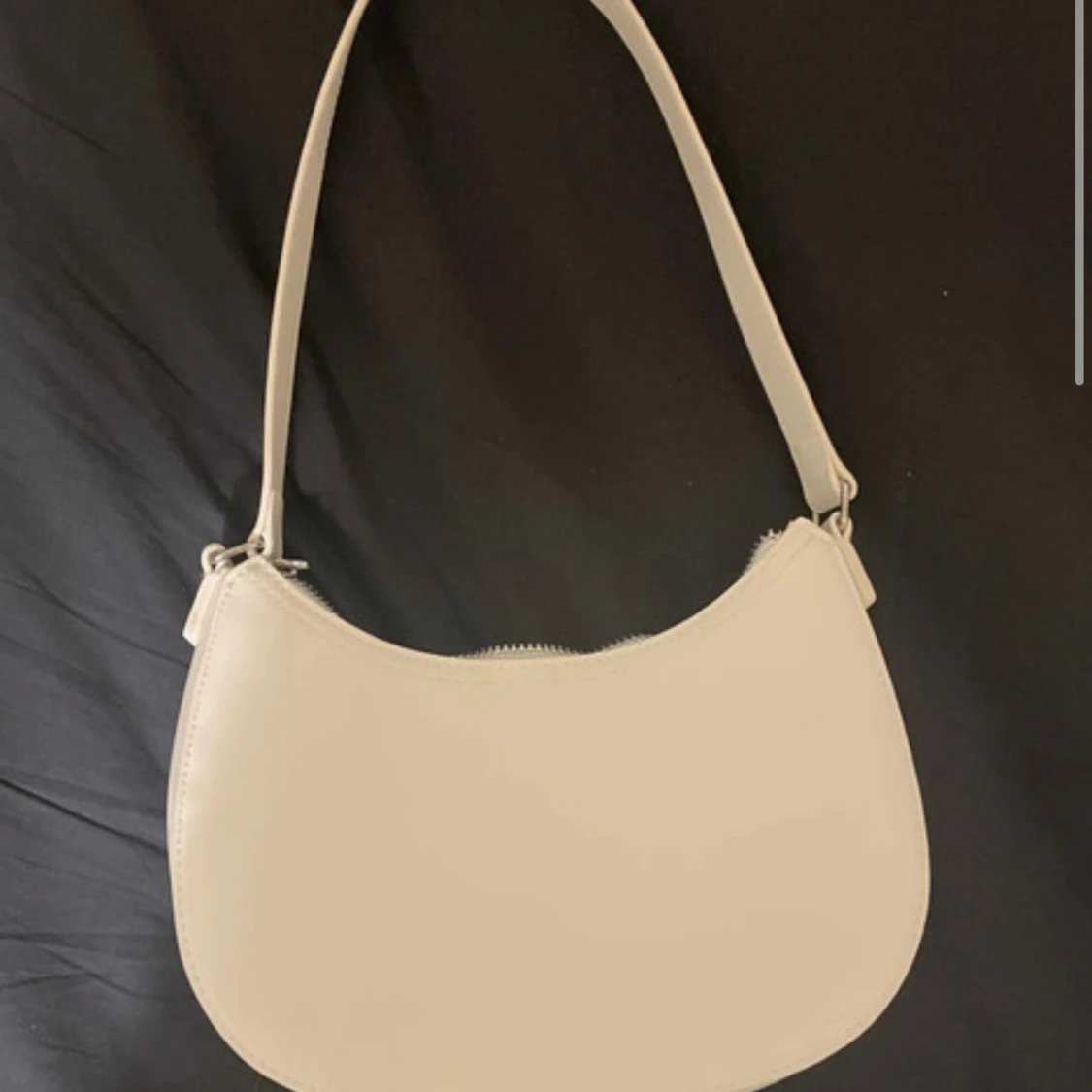 Vit axelväska i skinnlook - 1