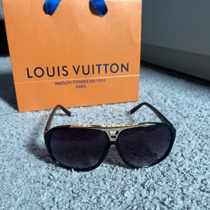 Solglasögon  - Skriv vid minsta fundering. Snabb affär, kan mötas vid Stockholm . Rätt bra skick😁