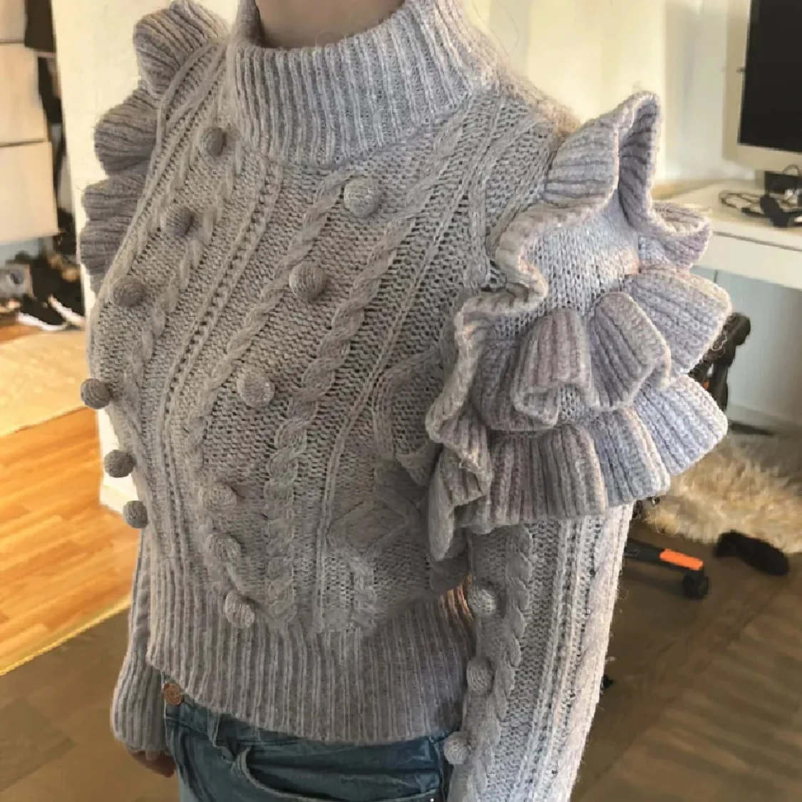 Lila stickad volangtröja med polokrage - 2