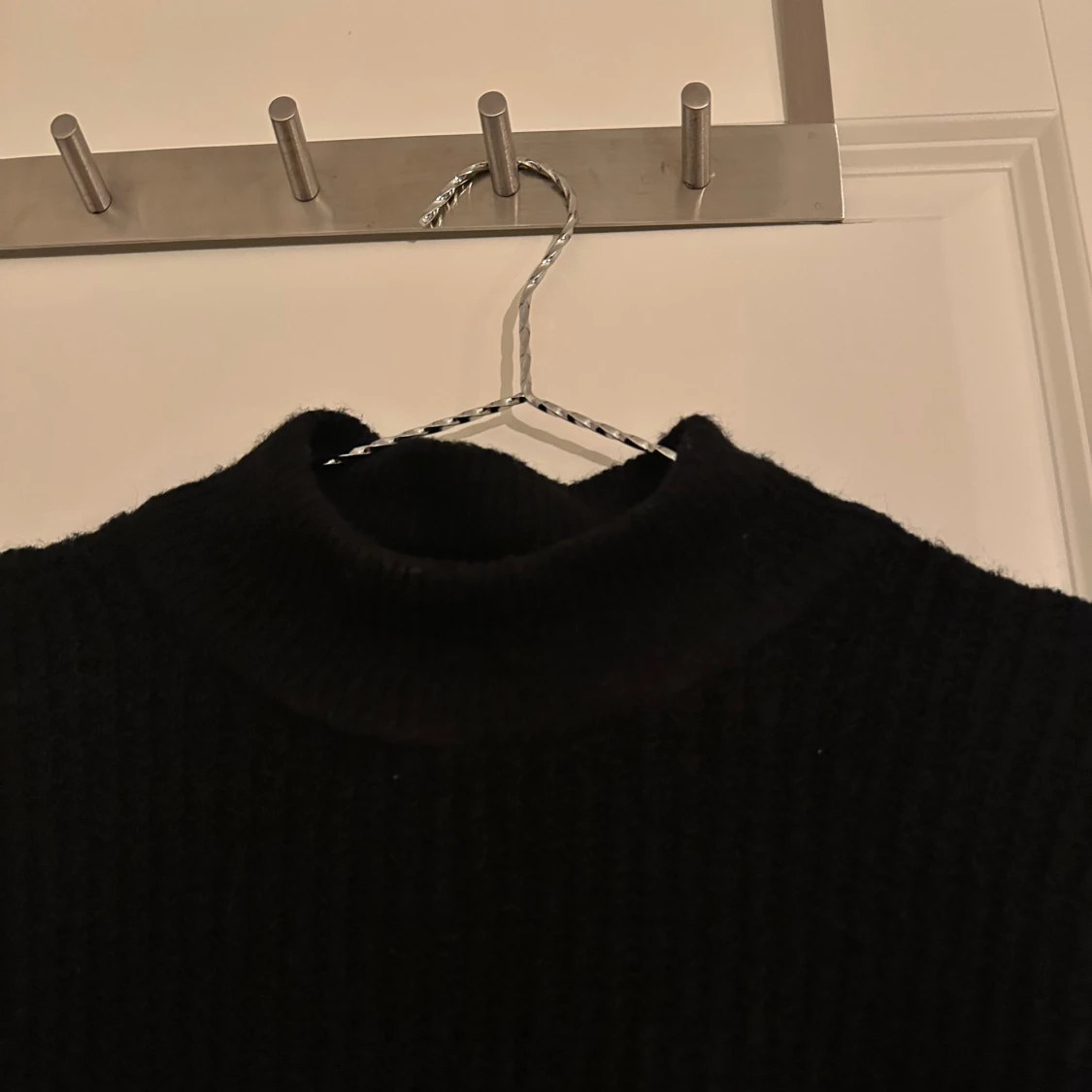 Svart stickad polotröja från ONLY - 1