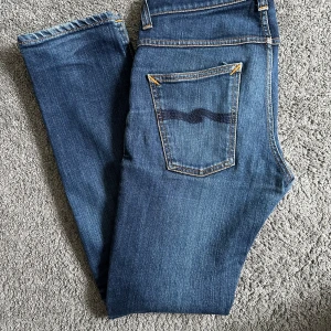 Nudie jeans grim tim - Tja! Säljer detta riktigt feta paret jeans från Nudie!| Modell: Grim Tim| Nypris runt 1600kr, mitt pris 399!| Vid minsta fundering så är de bara att höra av sig. Han på bilden är 177