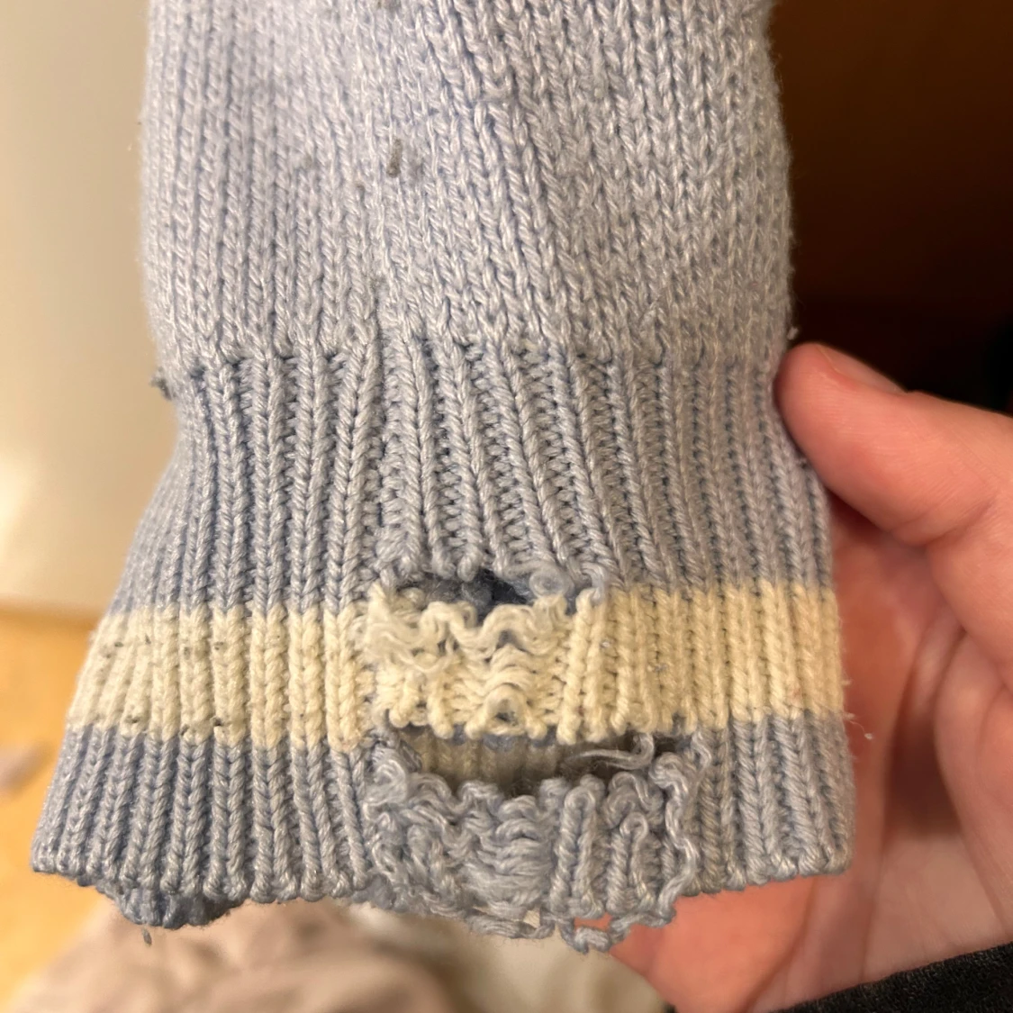 Ljuslila stickad tröja med döskalle - 1