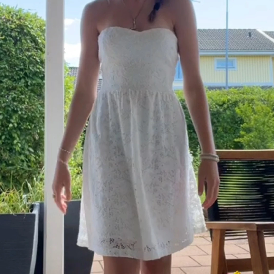 Vit axelbandslös spetsklänning