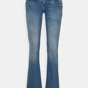 Jeans från LTB Valerie - Säljer dessa snygga blåa jeans från LTB i modellen Valerie pga dålig användning. Har klippt bort lappen och kommer inte ihåg storleken, men midjemåttet rätt över är 36 cm och innerbenslängden är 76 cm.