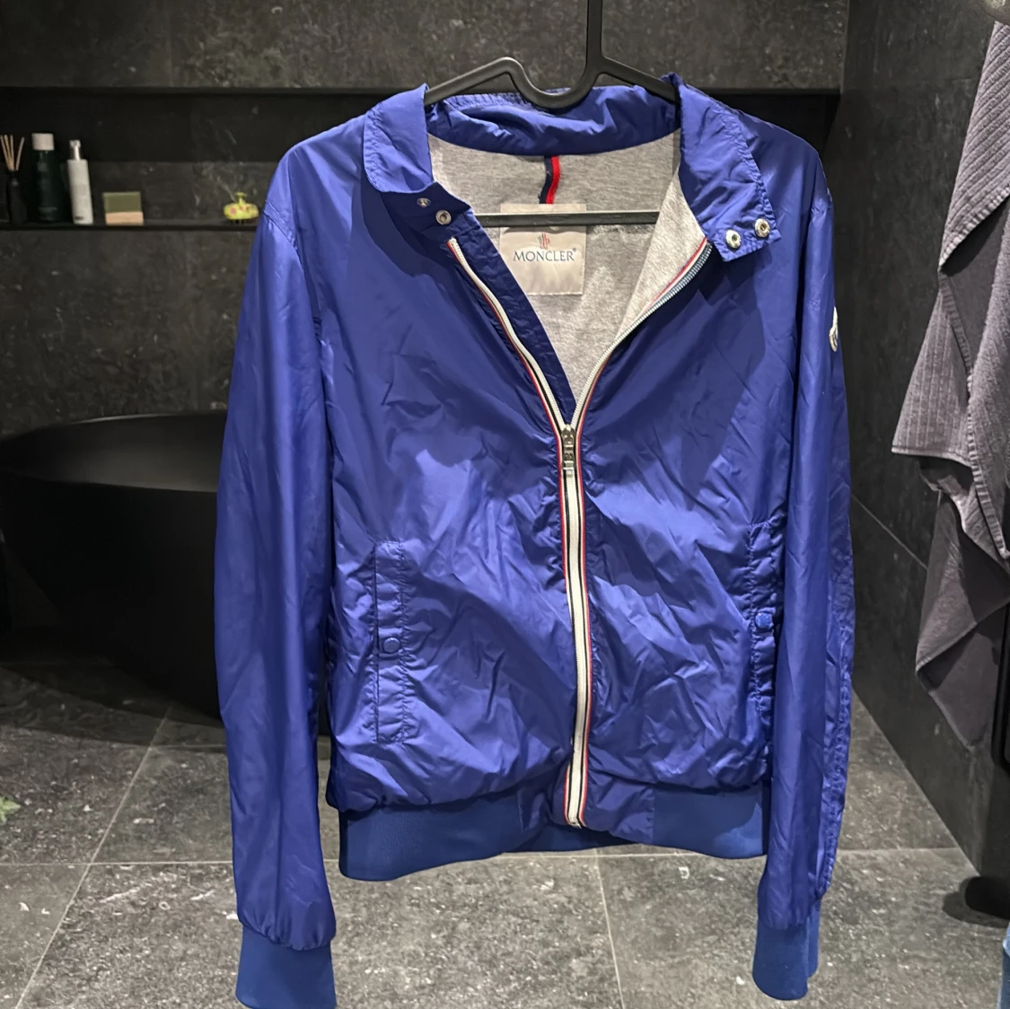 Blå vindjacka från Moncler