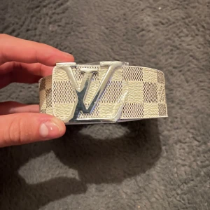 Snyggt vit bälte  - Snyggt bälte 