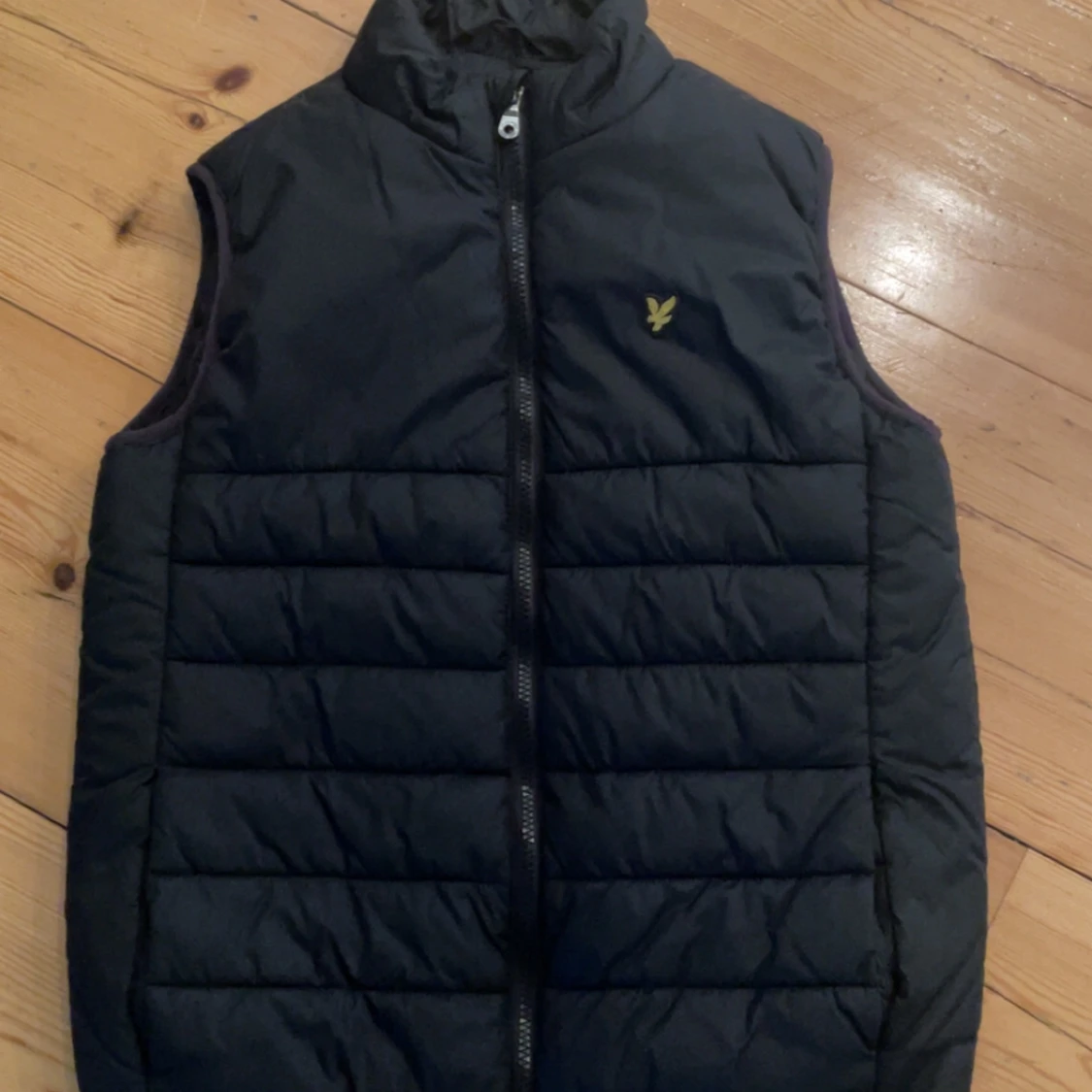 Svart dunväst från Lyle & Scott Junior