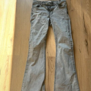Grå bootcut jeans - Gråa gina jeans som jag knappt har använt, Även om jag inte har använt dom mycket har den lite defekter så priset är inte fast, Säljer dom för att dom inte passar mig längre storlek 34!💕 (‼️priset går alltid att diskutera‼️) 