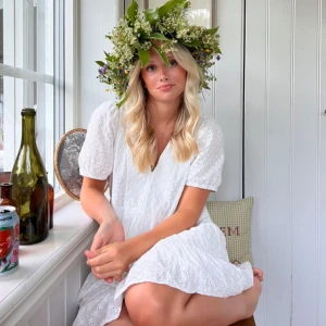 Vit zara klänning med puffärm - Superfin vit klänning från Zara med broderade detaljer och v-ringning. Klänningen har korta puffärmar, volangkant! Jätte fin verkligen. Har inga defekter💓 xs men passar s också skulle jag säga enligt mig iallafall 