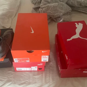 Fotbollskor - Jag behöver göra av med mina fotbollsskor så snabbt som möjligt. Ca 500kr per sko med kan diskuteras eller allt för 2500kr. Skriv till mig om det är några frågor  