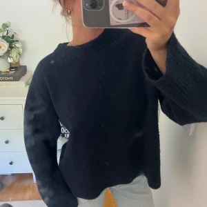 Svart stickad tröja med loose fit - Mysig mörkblå stickad tröja med rund hals och långa ärmar. Perfekt nu till hösten🍁💙💙 storlek 170, motsvarar S! Oversized fit!