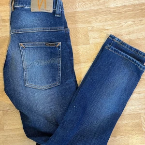 Mörkblå nudie jeans - Säljer de här knappt använda nypris 1700 skulle jag tro du kan kolla själv om du är intresserad. Pris kan diskuteras vid snabb affär