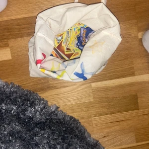 Pokémon Trading Card Game - Nu är det bara sista delen kvar av alla kort som jag har sålt. Denna påse innehåller jo allt du kan tänka på😅 finns perm i och en pappers kartong. Permen har haft sina bästa dagar, (sliten) kom med bud