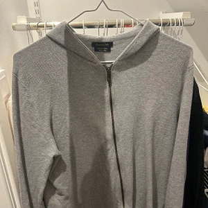 Grå kofta med dragkedja Massimo Dutti - Snygg grå kofta från Massimo Dutti med hel dragkedja framtill. Koftan är stickad och har en enkel, stilren design med långärmade ärmar och mjukt material. Fråga gärna om fler bilder och kom med förslag på ett vettigt pris 🤝🏻🤝🏻