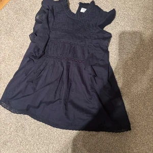 Marinblå blus från Holly & Whyte - Söt marinblå blus från Holly & Whyte by Lindex. Blusen är kortärmad och är ganska tunn i materialet. Endast använd 1 gång.