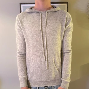 Cashmere goat hoodie 100% kashmir  - |Tja! En sjukt snygg kashmir hoodie i 100% kashmir❗️| Skick 9,5/10 otroligt bra skick☑️| Storlek: S, sitter perfekt på mig - 189cm📏| Nypris: säljs ej längre💵| Färg: grå, som på bilden🩶| Fraktar spårbart via postnord eller instabox📦| Hör av er för mer information!| Ha de fint👊