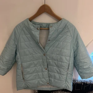 Herno liknande Trekvartsärmad jacka turkos  - Superfin turkos trekvartsärmad jacka! I jättebra skick med knappar💕 lätt fodrad så perfekt för höst/ vår! fickorna har dragkedja 