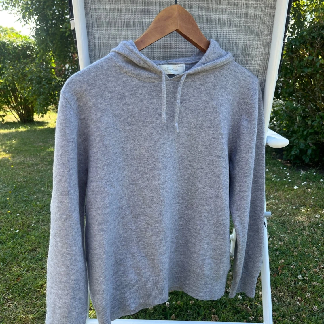 Grå kashmirhoodie från Sayless