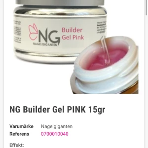 NG Builder Gel Pink 15g oanvänd  - Bygggel i en snygg rosa nyans från Nagelgiganten, perfekt för att skapa starka och hållbara naglar. Kommer i en silvrig burk på 15 gram och har en krämig gelkonsistens som är enkel att arbeta med.