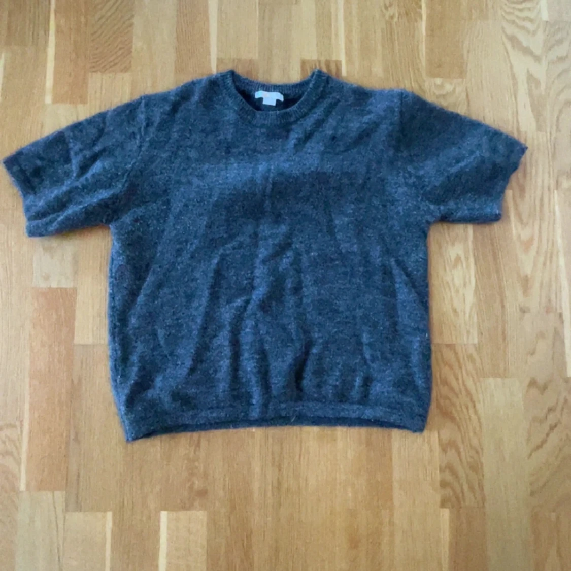 Mörkgrå stickad kortärmad tröja