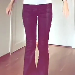 Svarta bootcut byxor från Nelly - Snygga svarta bootcut byxor från Nelly. Lite skinn/läder skrift material! Endast använda några få gånger och säljer då dom inte kommer till användning längre tyvärr, midjemått: 37cm, innerbenslängd:ca 80cm! 