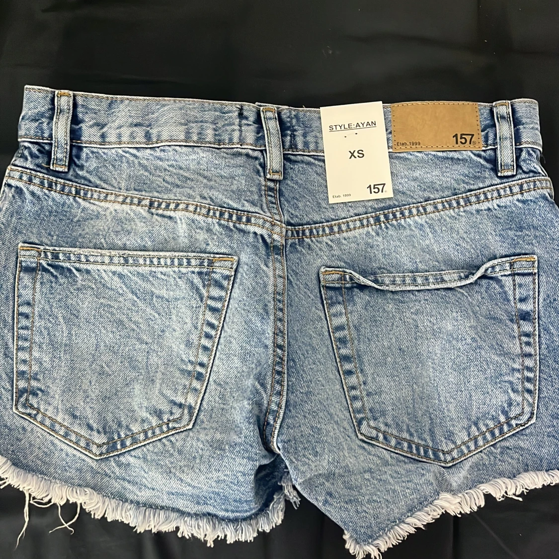 Blå jeansshorts med slitningar 157 XS - 1