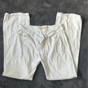 Vita jeansbyxor  - Snygga vita jeansbyxor från Silver med klassisk femficksdesign och raka ben. Byxorna har normal passform och är perfekta för dig som vill ha en clean och fräsch look. Stängs med dragkedja och knapp framtill.