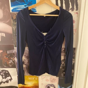 vintage tröja - elena gilbert liknande tröja❣️ tröjan är stretchig och har en tajt passform. skulle säga att den passar xs-m