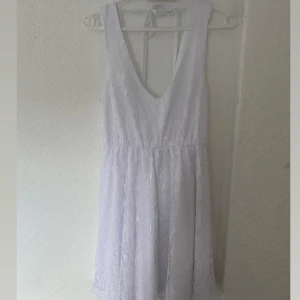 Spets klänning  - Säljer en klänning i spets från Nelly blush i storlek M, den är använd under några få tillfällen alltså är den i mycket bra skick! Säljer den för 40kr + frakt! 