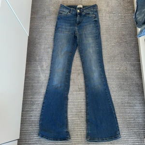 Blå bootcut jeans från ONLY  - Blå byxor, midjemått 29,5 cm, innerbenslängd 74 cm Skriv gärna om du har frågor eller undrar något!