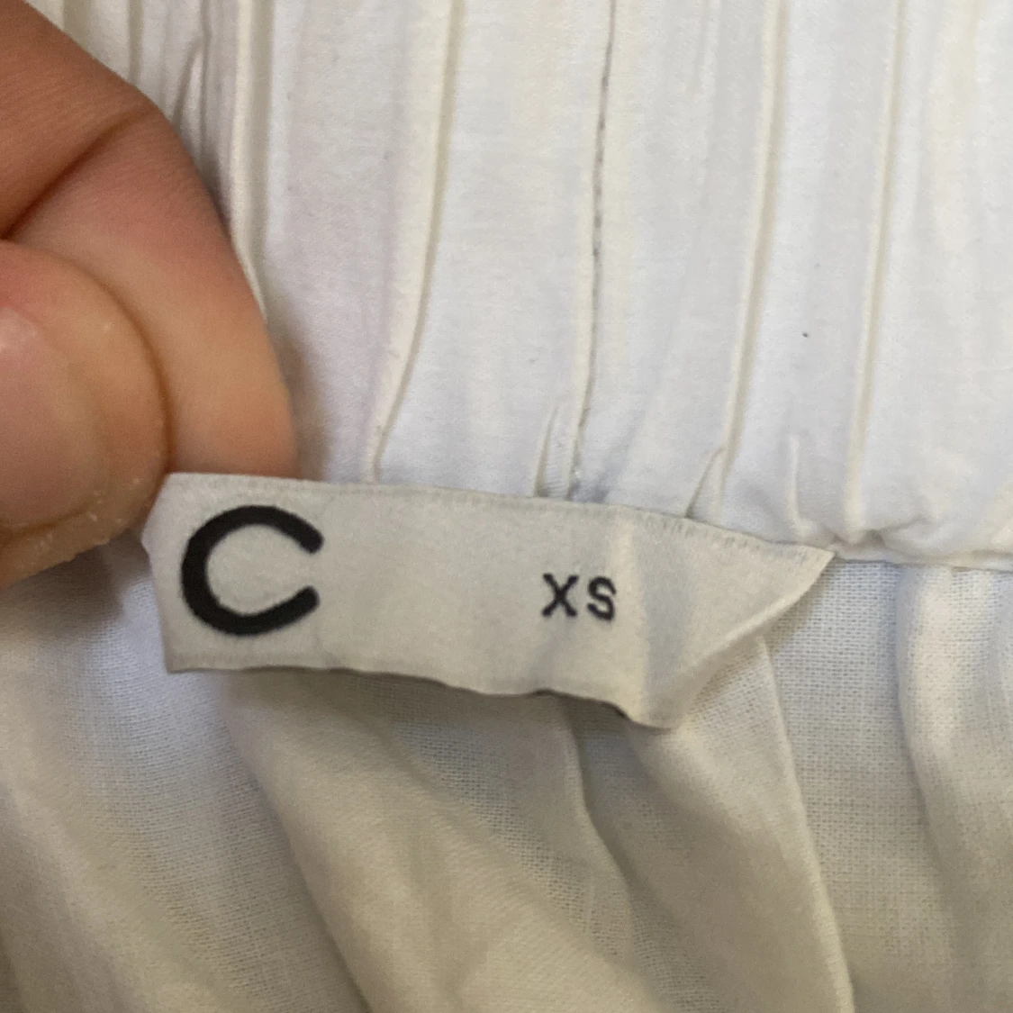 Vit kortkjol med broderad spetskant - 1