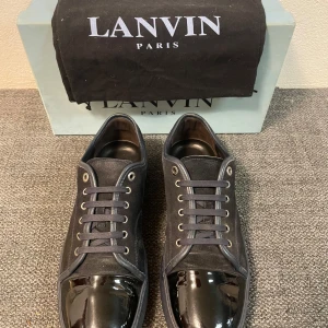 Lanvin skor - Tjaa, vi säljer nu dessa tvär feta lanvins i storleken UK 10 (44), dessa skor är nästan i topp skick, dem ända defekterna är att båda skorna är minimalt creasade och har lite heel drag, som ni kan se på bilderna, sko lådan har ett fåtal par fläckar, kom privat för fler bilder, priset kan självklart diskuteras.