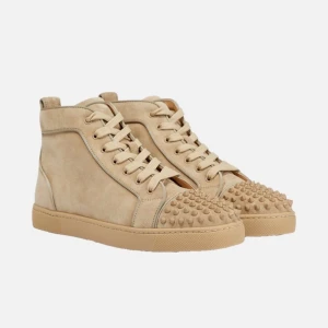 Christian Louboutin - Säljer ett par sprillans nya high-top sneakers i beige mocka från Louboutin som tyvärr inte kommit till användning. Skorna har snörning och coola nitar på tån som ger en edgy vibe. Perfekt för dig som vill sticka ut med stilrena detaljer och exklusivt material. Allt og medföljer med kvitto från bestsecret.                                                   Nypris 10000 kr 