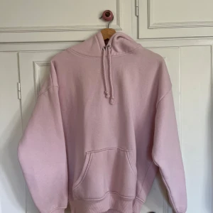 Ljusrosa oversized hoodie Bikbok - Säljer en supermysig ljusrosa hoodie från Bikbok. Passformen är oversized och materialet är mjukt och skönt, nytt skick❣️Kan diskutera pris