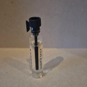 Warm'n Spicy 2ml - Warm'n Spicy 2ml från ESSNCE endast doftat på den. 45kr ny.