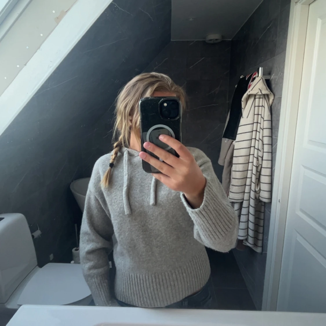 Grå stickad hoodie från Zara 