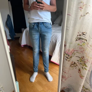 Dondup Jeans - Säljer dessa Jätte feta ljus blåa Dondup Jeansen i storlek 29 men passar även 30. Modellen på bilden är 176 och väger 62 kg. Dessa ljus blåa Dondup jeansen med tvättade detaljer och lite slitna detaljer är perfekta för vardags bruk. Jag har original tagsen från Dondup.                          Hör av er vid minsta funderingar och jag är alltid öppen för prisförslag.
