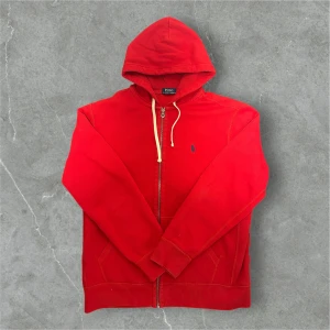 Ralph Lauren Zip Hoodie Röd - 📍Storlek: L  💪🏽Skick: Ny utan prislapp   📐Mått: Längd:cm69 Axelbredd:cm51  📎Material:84%bomull 16%Polyester  📦Skickar alltid inom 24h  💸Köp fler plagg för att få billigare pris  ✅Äkthetsgaranti