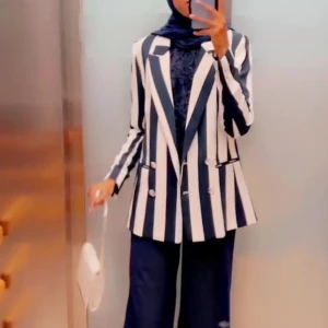 Randig svartvit kavaj med knappar - Snygg kavaj från H&M med breda svarta och vita ränder. Kavajen har markerade axlar, dubbla knappar framtill och klassisk krage. Perfekt för dig som vill sticka ut med en cool och trendig look.