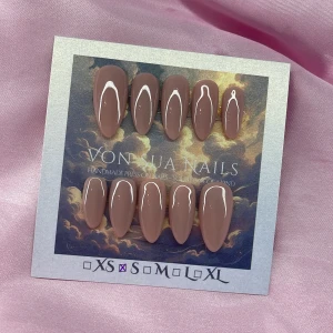 Babe (S);Medium Almond - Snygga handgjorda press-on naglar i en mjuk nude nyans. Naglarna har en medium almondform och kommer i storlek S: 15 mm, 11,5 mm, 12 mm, 11 mm, 9 mm. Perfekt för dig som vill ha en trendig och stilren look utan att gå till salong.