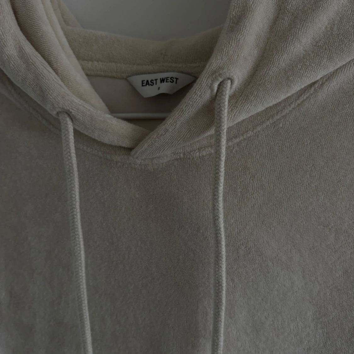 Beige frotté hoodie från East West - 1