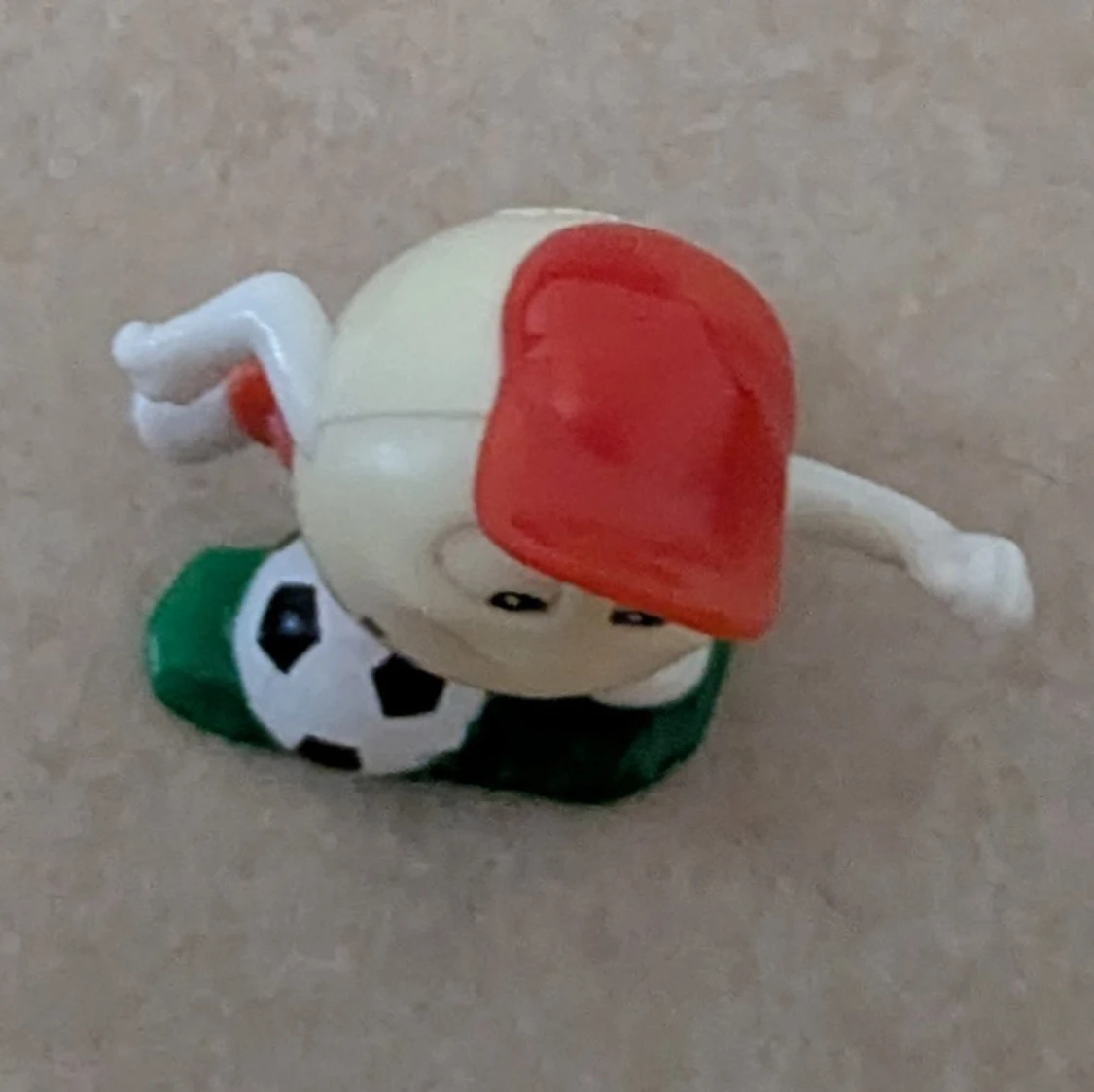 Unik samlarfigur från Kinder som spelar fotboll - 1