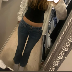 Blå bootcut jeans från lager 157, storlek 160 - Säljer ett par blå jeans från lager 157 i modellen 90's Boot Star. De har klassisk bootcut-passform, låg midja och snygga detaljer med fickor och knapp bak.