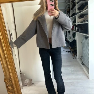 Grå kort kappa med bred krage - Säljer en såå snygg höst kappa från gina tricot. Knappt änvänd😍😍