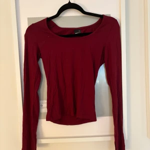 Vinröd långärmad topp Gina Tricot XS - En vinröd långärmad topp från Gina Tricot i storlek XS. Toppen har rund halsringning och slitsdetalj vid ärmslut. Tillverkad i mjuk bomullskänsla och har en slim passform som sitter snyggt på kroppen. Använd 1 gång💕