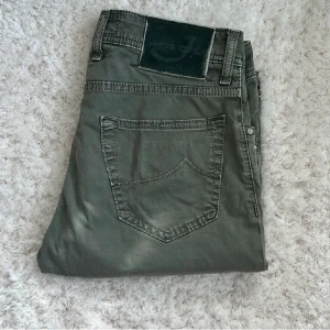 Jacob cohen byxor - Snygga gröna byxor från Jacob Cohën. Strl 30, passar slim. Dem är i fint skick och såklart riktiga. Hör av vid minsta fundering🙌🏻