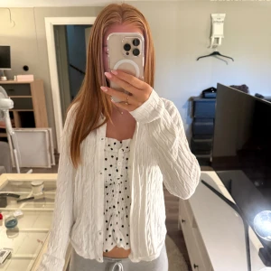 Söt vit tunn stickad kofta  - Supersöt vit tunn stickad kofta 🌸🌸 från Hampton republic i storlek 158/164 (Xs)