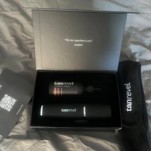 Tanrevel Tanning Kit - Tanrevel Tanning Kit med en svart elektrisk sprayenhet och en flaska brun utan sol-vätska. Kommer i snygg svart box med logga och tillhörande svart hårband med broderad text. Perfekt för att få en solkysst look året runt. Enbart använd en gång, som ny!!