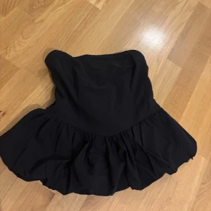Svart kjol  - Jag säljer en svart kjol, den är inte särskilt lämplig för en smal midja och den är ganska kort. Den passar för varmt väder.