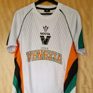 Venezia fotbollströja 24-25 - Venezia repIika fotbollströja 24-25. Helt ny med tag. Storlek: Medium